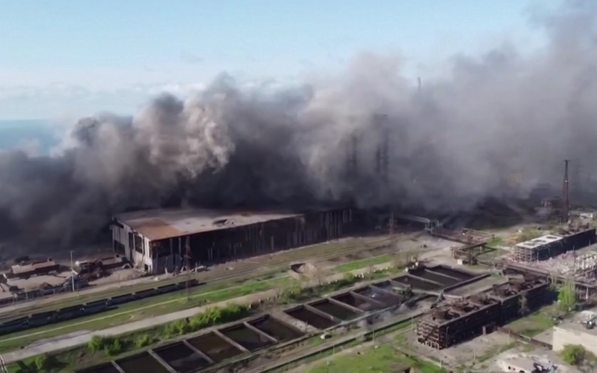Nhà máy thép Azovstal (Ukraine) bị pháo kích dồn dập, lửa lóe cùng khói cuồn cuộn bao trùm